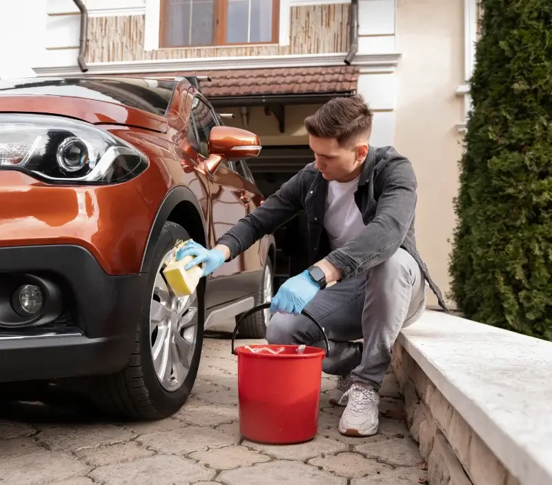 Lavage auto à domicile Chanac-les-Mines : professionnel intervenant sur un véhicule